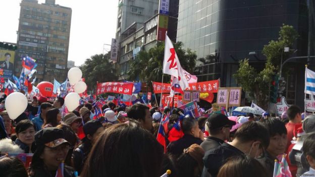 大批民众集结 ,准备要出发。