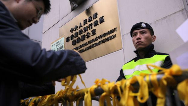 香港民主派示威者在香港中联办门外别上黄丝带声援铜锣湾书店失踪股东店员(10/1/2016)