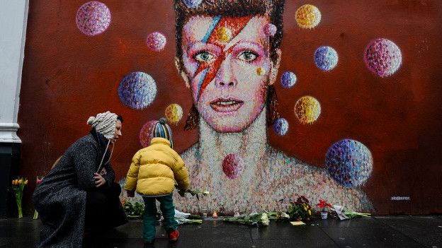 Портрет Боуи на стене