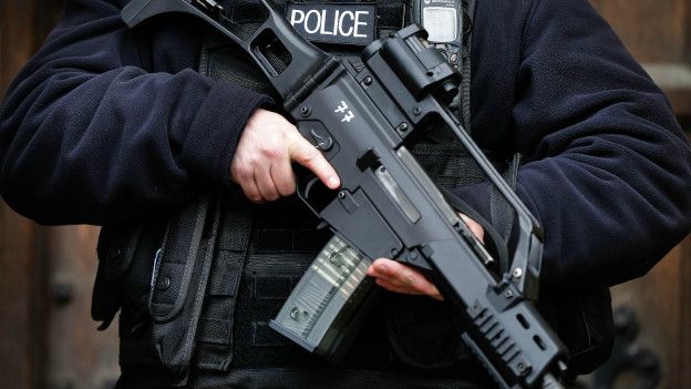 160114164658_armed_policeman_london_uk_6