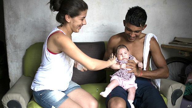 Angelica Pereira y Dejailson Arruda con su hija Luiza