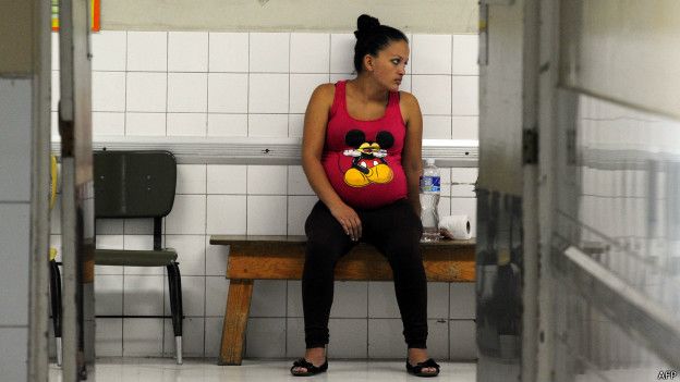 Una mujer embarazada aguarda ser atendida en un hospital de Tegucigalpa. 