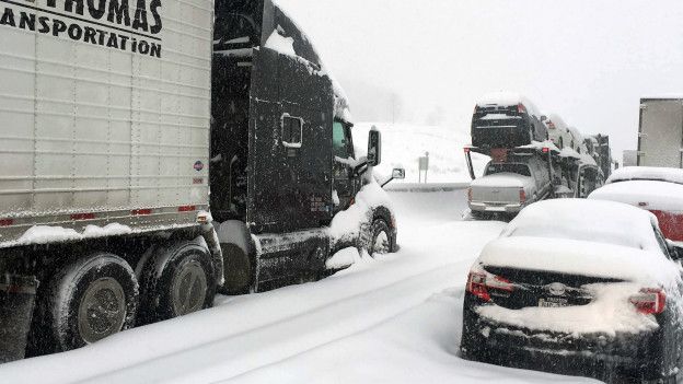 Atasco de tráfico por culpa de la tormenta de nieve en EE.UU.