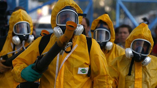 Aplicación de insecticida desde camionetas en Brasil