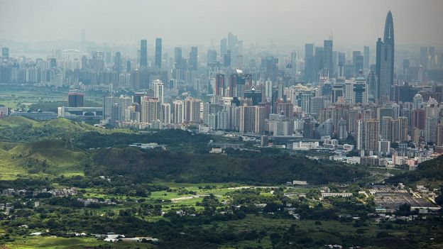 从香港边界眺望深圳市区（资料图片）