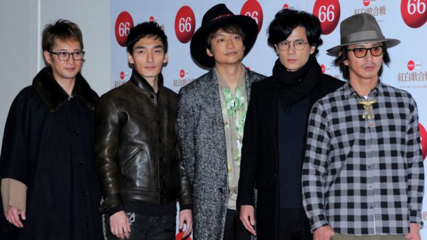 SMAP是日本娛樂界的天王級團體。最左邊是團長中居正廣，最右邊是木村拓哉。