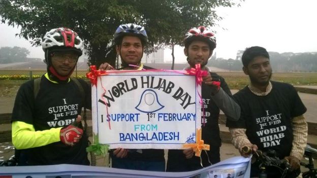 হিজাবের পক্ষে ঢাকায় মেয়েদের সাইকেল চালনা
