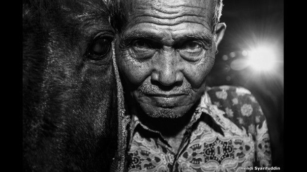 Un hombre con su caballo de Hendi Syarifuddin.