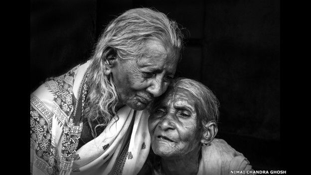 Amigos en Purulia, Bengala Occidental, India, fotografiados por Nimai Chandra Ghosh.