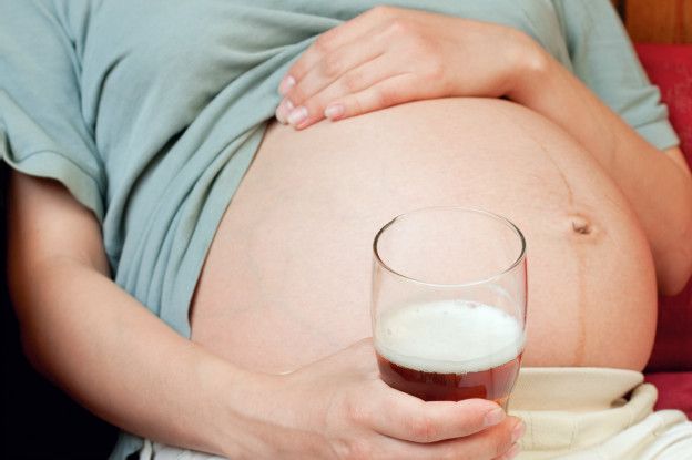 Embarazada consumiendo alcohol