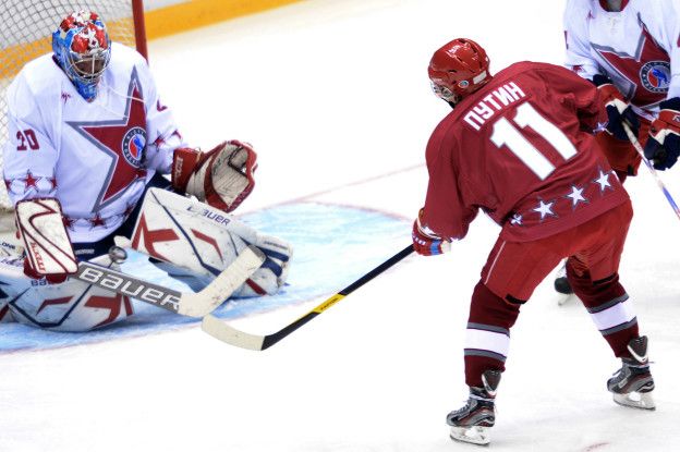 Владимир Путин и Алексей Дюмин играют в хоккей