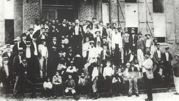 José Martí con trabajadores de una fábrica de Ybor CIty, Tampa (Florida)
