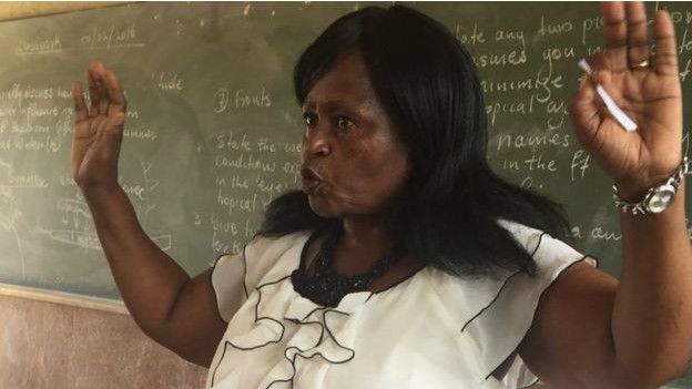 Dudu Zwane se encarga de las pruebas de virginidad en la pequeña ciudad de Ladysmith.