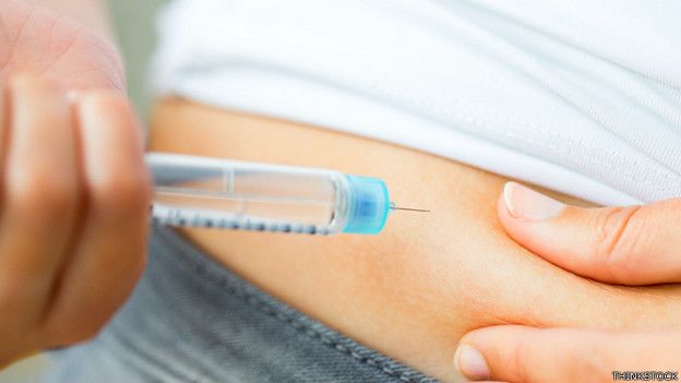 Mujer inyectándose insulina