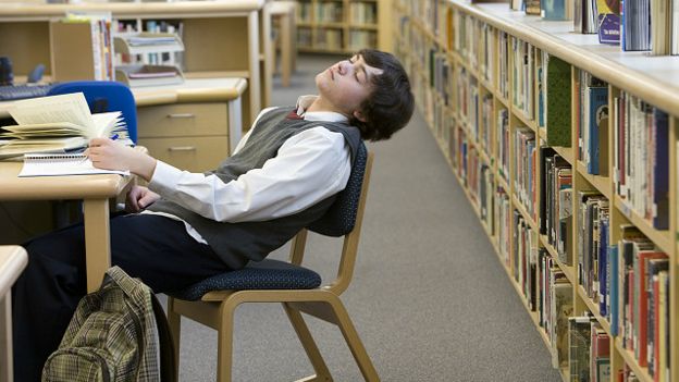 Підліток спить