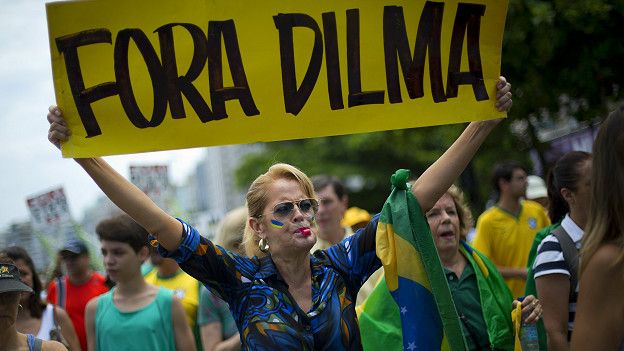 La presidenta brasileña, Dilma Rousseff, pronuncia un discurso desde el palacio presidencial de Planalto, en Brasilia.
