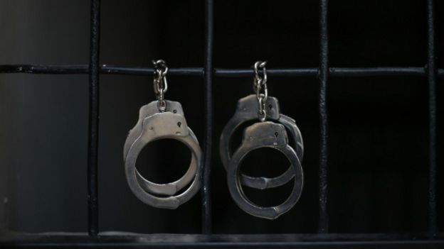 160304104140_handcuffs_640x360_bbc_nocre