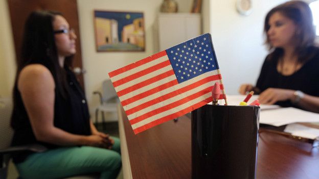 Ciudana en las oficinas de USCIS