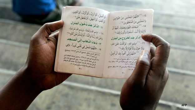 Un migrante africano lee el Corán en un albergue de Tapachula, Chiapas