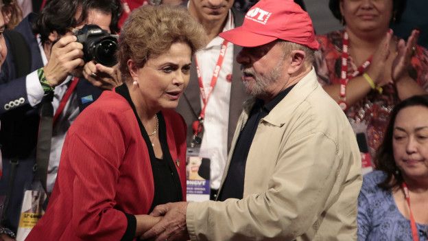 Presidenta brasileña Dilma Rousseff saluda a su antecesor Lula da Silva en un acto político.