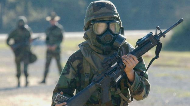 Un soldado estadounidense es entrenado ante un ataque con armas químicas.