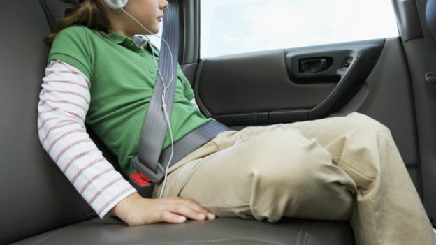 Un niño sentado en un auto