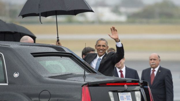 Obama saluda al público en el aeropuerto de La Habana.