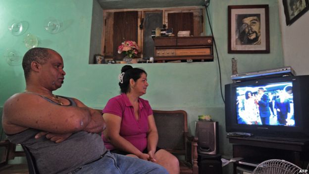 Una familia cubana en La Habana ve la cobertura por televisión de la llegada de Barack Obama
