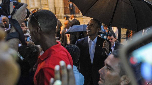 El presidente estadounidense y su familia caminan por el museo de la Ciudad de la Habana