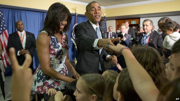 El presidente de EE.UU. Barack Obama y la Primera Dama Michelle Obama saludan a niños del personal de la embajada estadounidense en La Habana