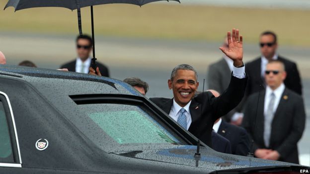 Obama saluda antes de entrar a su limosina