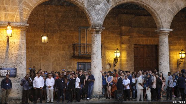 Turistas y residentes esperan la llegada del presidente estadounidense para un tour de La Habana Vieja