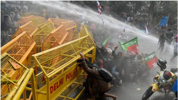 http://ichef.bbci.co.uk/news/ws/624/amz/worldservice/live/assets/images/2016/03/23/160323102245_students_protest_hyderabad_624x351_pti.jpg