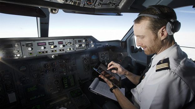 Piloto en la cabina del avión