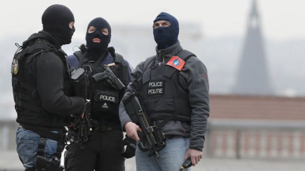 Schaerbeek ərazisində silahlı polislər əraziyə nəzarət edir
