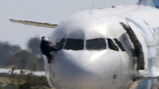 160329114413_hijacked_egyptair_airbus_51