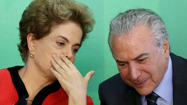 La presidenta de brasil, Dilma Rousseff, habla con el vicepresidente Michel Temer.