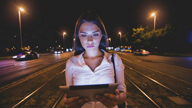 Дівчина з планшетом