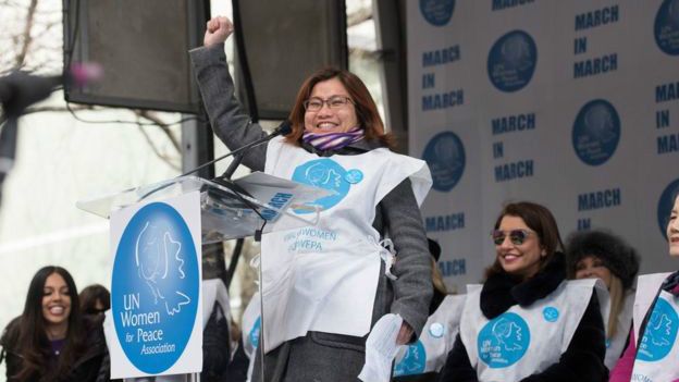 Shandra Woworuntu en una charla contra la violencia hacia las mujeres.
