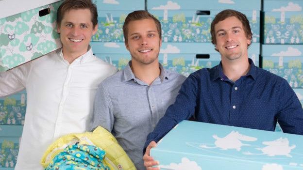 Tres hombres con una caja
