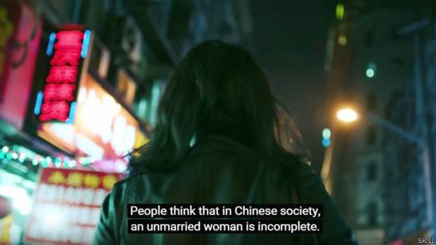 视频配有英文字幕，介绍了中国的“剩女”