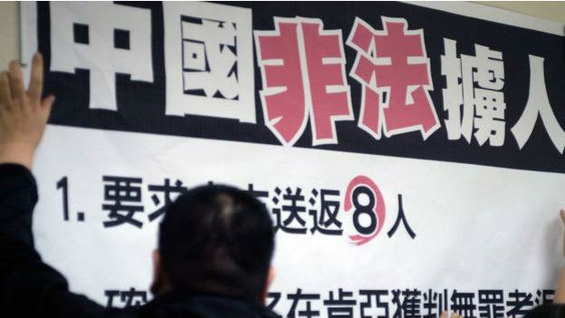 Áp phích cáo buộc Trung Quốc bắt cóc 8 người Đài Loan.
