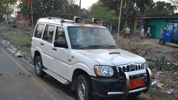 झारखंड में भड़की हिंसा के बाद हई गाड़ियों में तोड़फोड़.