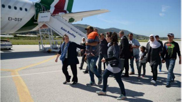 160416132718_pope-migrant_640x360_afp.jp