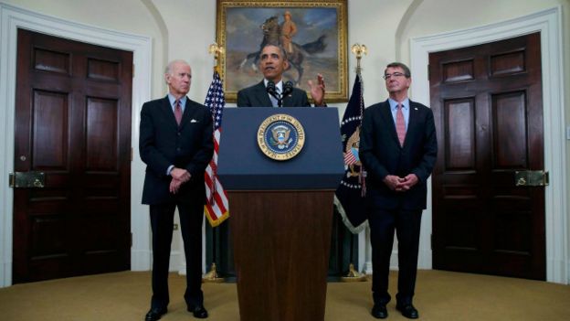 Obama con un retrato de Teodore Roosvelt al fondo