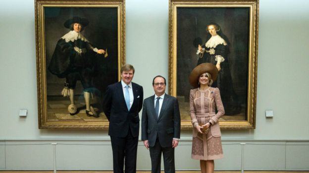 Hollande con los retratos de Rembrandt en el fondo