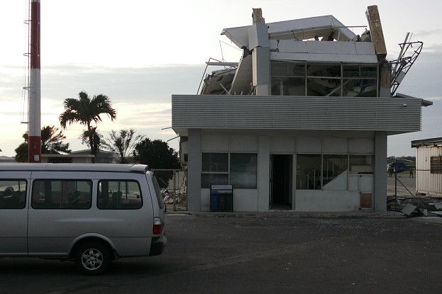 160418045752_as_qued_el_aeropuerto_internacional_de_manta_despus_del_terremoto_624x415_matiaszibell.bbcmundo_nocredit.jpg