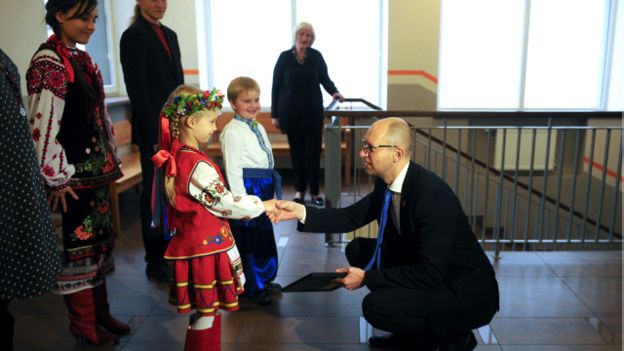 Арсеній Яценюк і маленька дівчинка в українському вбранні 