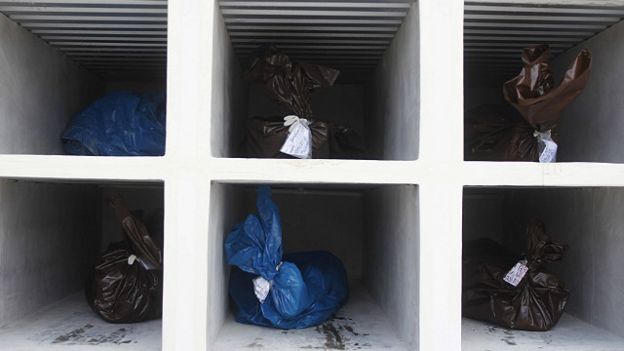 Bolsas con cadáveres