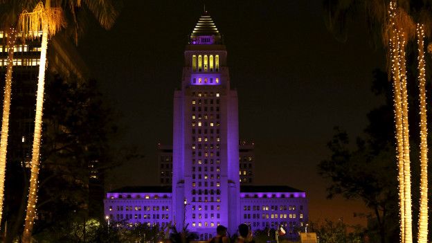 El palacio de gobierno de Los Angeles, en violeta. Numerosos homenajes se llevaron a cabo en las últimas horas para recordar al artista.